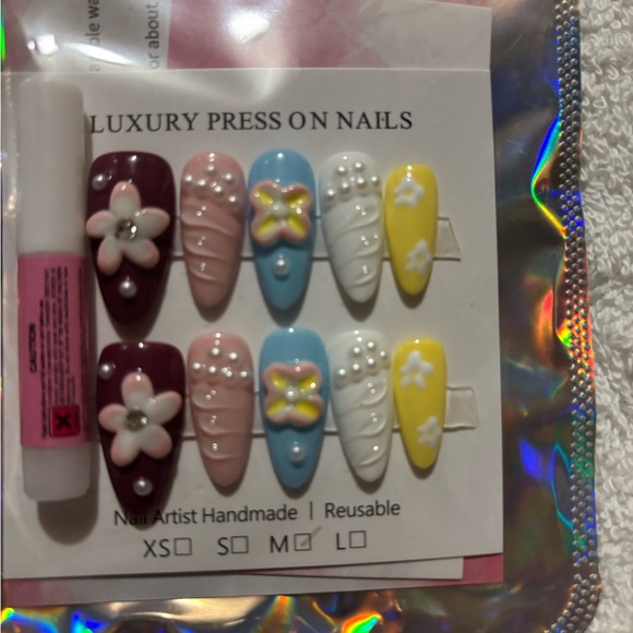 Luxury Press On Nails Set with Floral Design - Picture 1 of 1